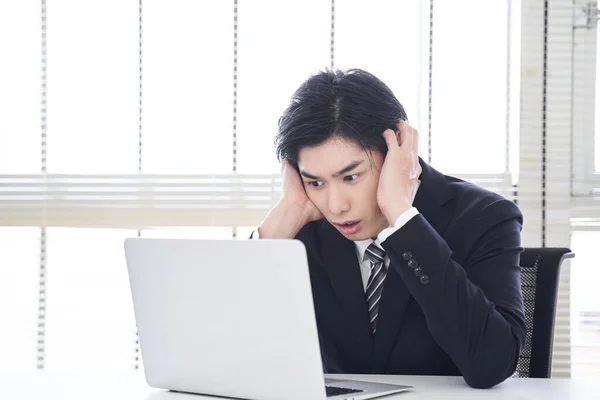 Japanese Male Businessmen Who Fail Operate Laptops Office — Stock Photo, Image