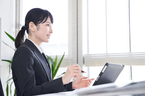 Japońska Bizneswoman Używa Tabletu Biurze Wywiadów — Zdjęcie stockowe