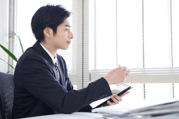 Японский Бизнесмен Использует Планшет Своем Офисе Интервью — стоковое фото
