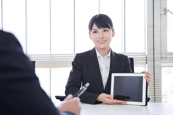 Een Japanse Zakenvrouw Die Haar Kantoor Werkt — Stockfoto