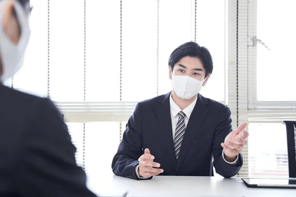 Homem Negócios Japonês Usando Uma Máscara Seu Escritório — Fotografia de Stock