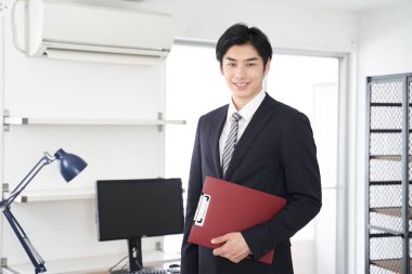 Japon bir erkek emlakçı ev gösteriyor.