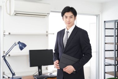 Japon bir erkek emlakçı ev gösteriyor.