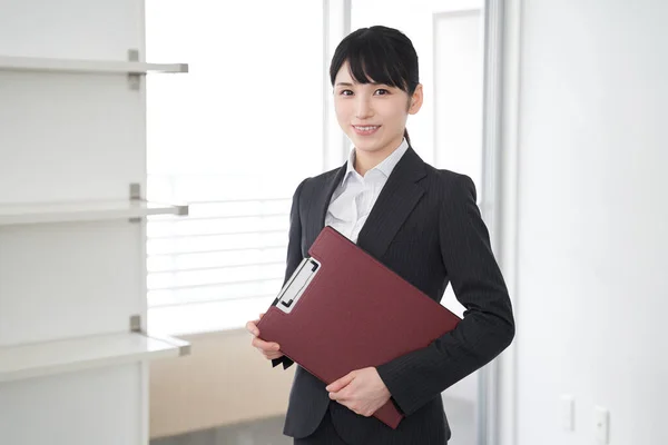 Femeie Japoneză Vânzător Imobiliar Care Arată Casă — Fotografie, imagine de stoc
