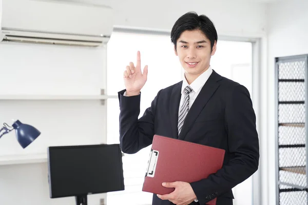 Japansk Mäklare Som Visar Ett Hus — Stockfoto