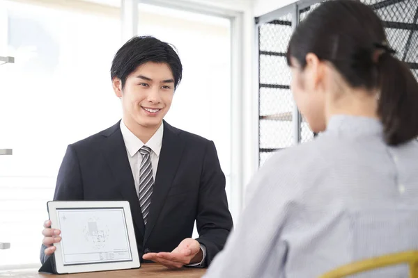 Vendedor Bienes Raíces Japonés Usando Una Tableta Para Explicar Una — Foto de Stock