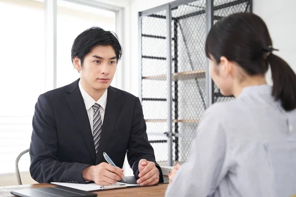Japanese Male Real Estate Salesman Listens Request — Stock Photo, Image