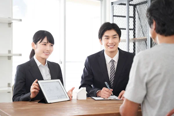 Vendedor Bienes Raíces Japonés Usando Una Tableta Para Explicar Una — Foto de Stock