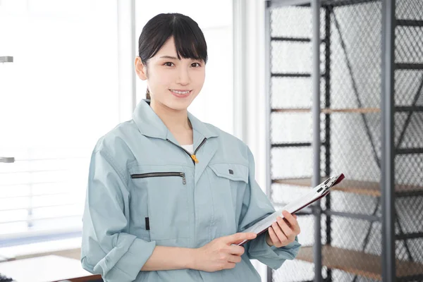 Японская Работница Осматривает Оборудование Дома — стоковое фото