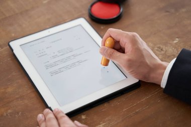 Japon mühür kültürü ve elektronik imzaların mecazi kullanımı (Japonca bir inşaat sözleşmesi olarak yazılmış bir belge))