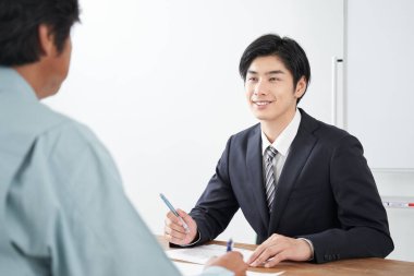 Japon bir erkek satıcı inşaatı tartışıyor