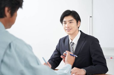 Japon bir erkek satıcı inşaatı tartışıyor