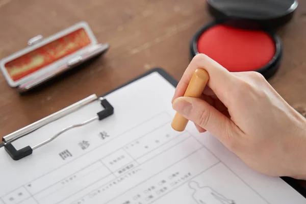 Een Japanse Vrouw Stempelt Haar Persoonlijke Zegel Een Document — Stockfoto