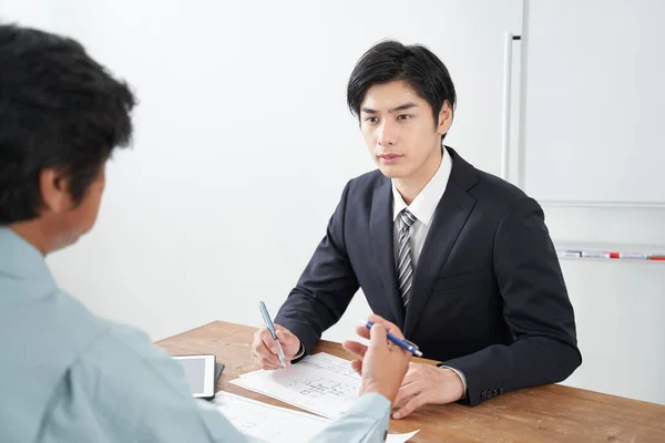 Japansk Manlig Säljare Diskuterar Konstruktion — Stockfoto