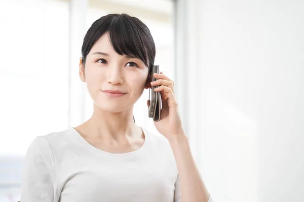 Les Femmes Japonaises Passent Des Appels Sur Leurs Téléphones Intelligents — Photo