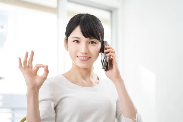 Une Japonaise Donne Signe Parlant Sur Son Smartphone — Photo