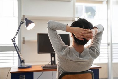 Sade giyimli bir Japon erkek işadamı işten biraz uzaklaşmış.