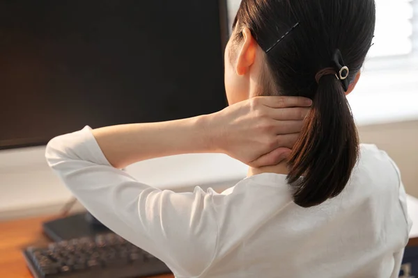 Mulheres Japonesas Empresárias Que Recebem Dores Pescoço Por Trabalhar Casa — Fotografia de Stock