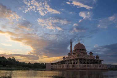 Mescid Putra 'da gün doğumu veya Putra Camii, Putrajaya, Malezya.
