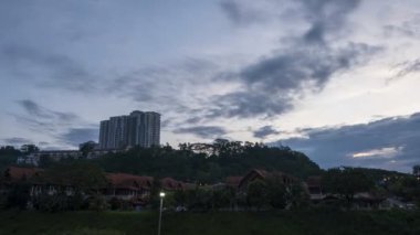 Alam Damai hill, Cheras, Kuala Lumpur üzerinde güneş doğar.