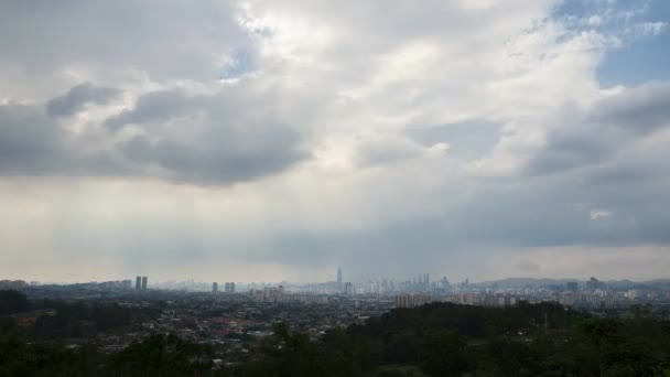 暗い雲と都市に土砂降りの雨とクアラルンプール シティー ビュー — ストック動画