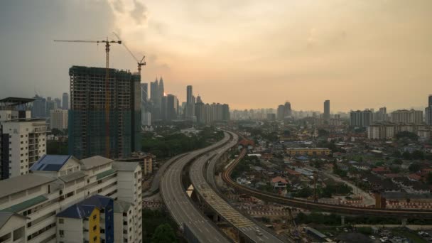 アンパンは サンセット トワイライト タイムラプスでマレーシアの都市スカイラインで高速道路 Akleh を高架 クアッド — ストック動画