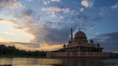Güneş doğarken Mescidi Putra veya Putra Camii, Putrajaya, Malezya. Timelapse. 4 k görüntüleri, dört Hd