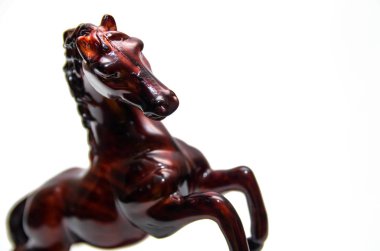 Beyaz arka planda tahta at heykelciği