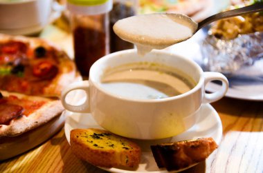 bir tablo ile mantar çorbası ve yukarıdaki hovering kaşık kase