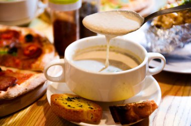 bir tablo ile mantar çorbası ve yukarıdaki hovering kaşık kase