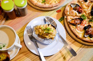 Alüminyum folyo ile patates püresi.