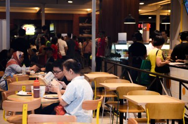 Müşteriler yemeklerini restoranlarda çıkarıyor