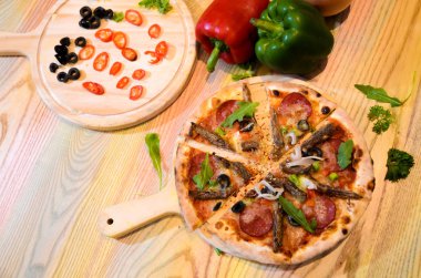 Sıcak pizza peynir öğle veya akşam yemeği deniz ürünleri et sosu Tepesi kabuk dilim