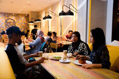 Müşteriler yemeklerini restoranlarda çıkarıyor