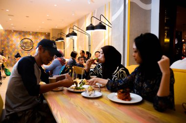 Müşteriler yemeklerini restoranlarda çıkarıyor