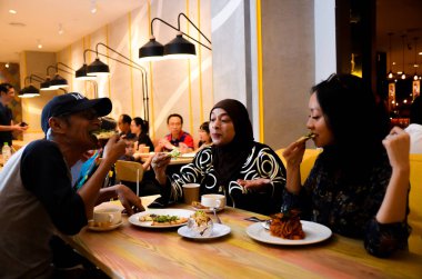 Müşteriler yemeklerini restoranlarda çıkarıyor