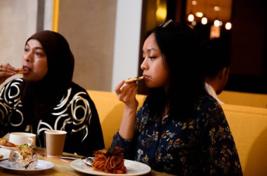 Müşteriler yemeklerini restoranlarda çıkarıyor