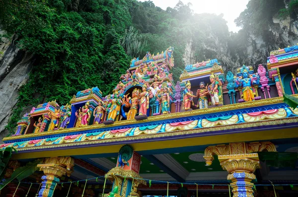 Templos hindus em cavernas de Batu, Kuala Lumpur — Fotografia de Stock