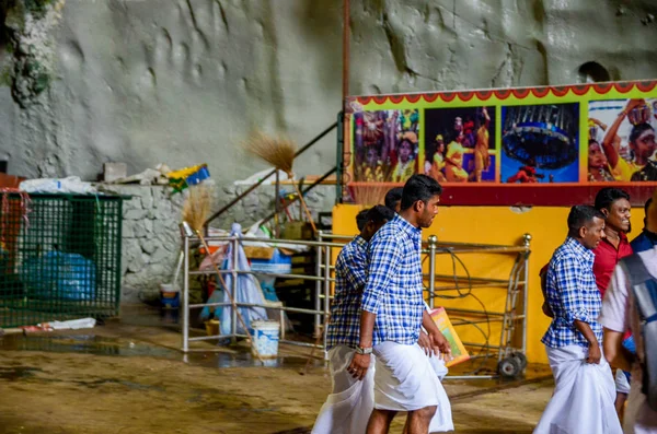 Templos hindus em cavernas de Batu, Kuala Lumpur — Fotografia de Stock