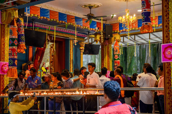 Индуистские храмы в пещерах Бату
