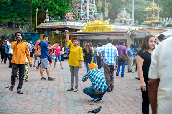 Templos hindus em cavernas de Batu, Kuala Lumpur — Fotografia de Stock