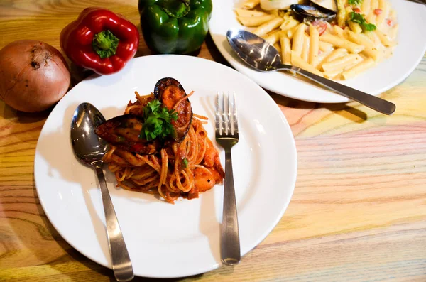 Köstliche Pasta mit Meeresfrüchten, Essen auf dem Tisch — Stockfoto