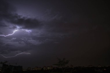 Karanlık bir gökyüzünde şimşek