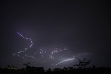 Karanlık bir gökyüzünde şimşek