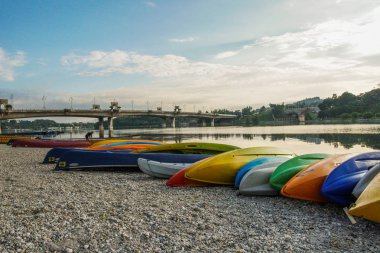 Malezya'nın İdari Başkenti'ndeki ana yerel ve turistik cazibe noktasında, Marina Putrajaya Gölü kıyısında park edilmiş kano sıraları