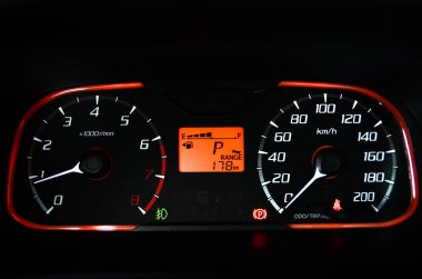 Modern bir otomobilin gösterge panelindeki göstergelerle detay.