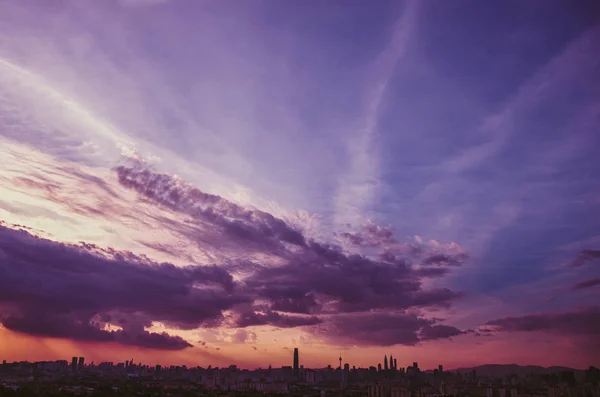 Vista do pôr do sol de kuala lumpur cidade de bukit ampang, kuala lumpur, Malásia . — Fotografia de Stock