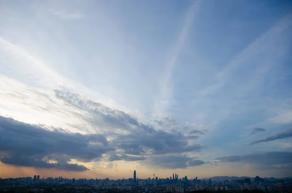 Naplemente kilátás Kuala Lumpur város Bukit Ampang, Kuala Lumpur, Malajzia. — Stock Fotó