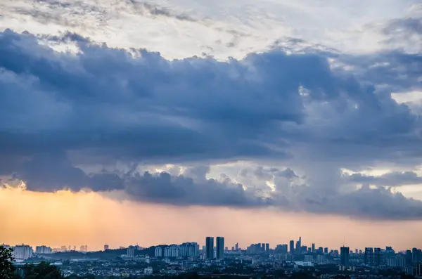 Bukit ampang'dan Kuala Lumpur şehrinin gün batımı manzarası, Kuala Lumpur, Malezya. — Stok fotoğraf