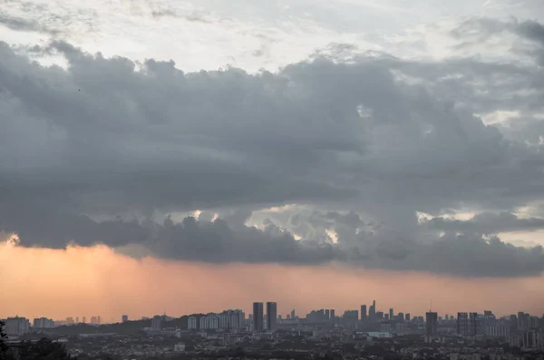 Vista do pôr do sol de kuala lumpur cidade de bukit ampang, kuala lumpur, Malásia . — Fotografia de Stock